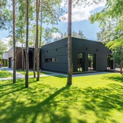 Sustainable black modern backyard ADU home design – Best ADU LA